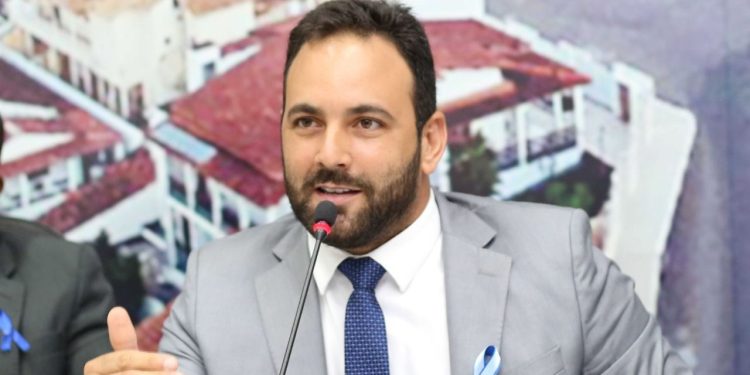 Vereador Alex Moraes solicita inclusão de Jaguaquara em estudo para implantação de Universidade Federal