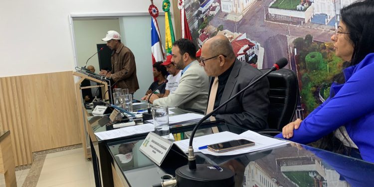 Representantes do MST vão a sessão da Câmara de Jaguaquara e usam a tribuna livre pra defender pautas do movimento