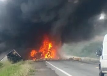 Batida entre carretas causa explosão e mata uma pessoa na BR-116, próximo ao Entrocamento de Jaguaquara