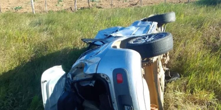 Homem morre após capotar carro na BA-250, entre Lagedo do Tabocal e Maracás