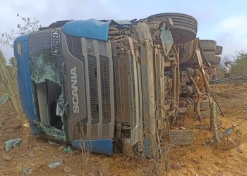 Carreta tomba na BA-026 entre Maracás e Planaltino e carga de soja é saqueada por populares
