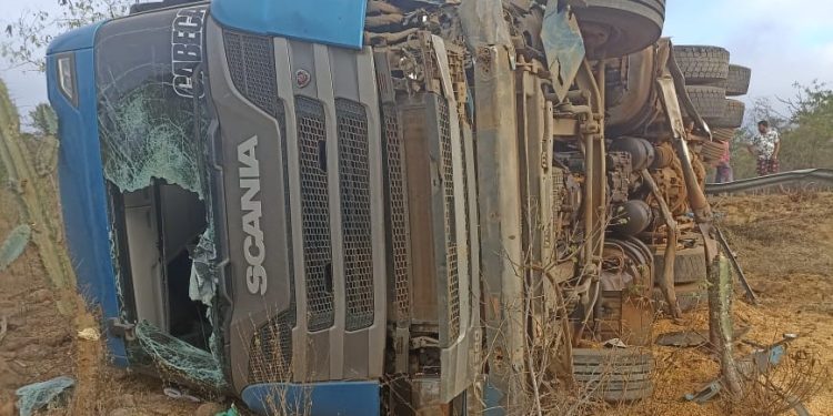 Carreta tomba na BA-026 entre Maracás e Planaltino e carga de soja é saqueada por populares