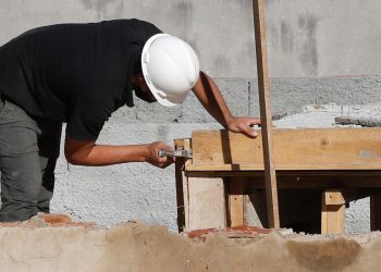 Desemprego atinge 8% em abril, menor patamar em oito anos