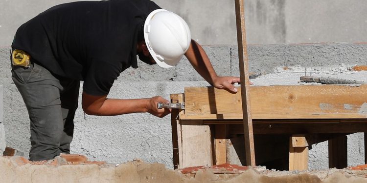 Desemprego atinge 8% em abril, menor patamar em oito anos