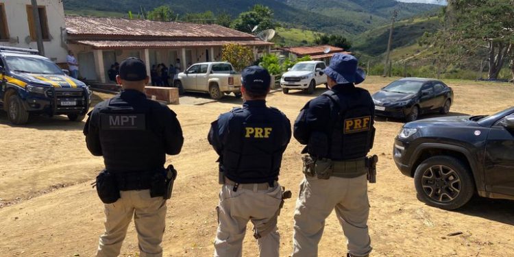 Operação da PRF e Ministério Público do Trabalho flagra trabalho escravo em fazenda de ex-prefeito de Santa Inês