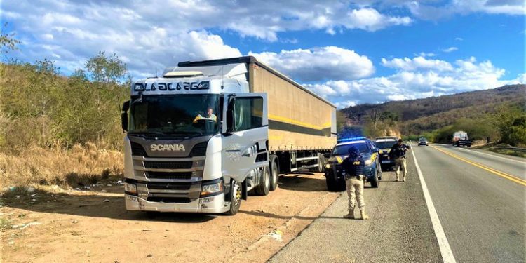 PRF prende três homens envolvidos no roubo de carga de caminhão acidentado na BR 116
