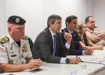 Câmeras no fardamento de policiais militares na Bahia serão implantadas até o final de 2023, garante Werner