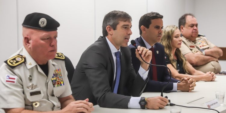 Câmeras no fardamento de policiais militares na Bahia serão implantadas até o final de 2023, garante Werner