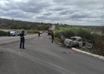 Mulher morre em acidente envolvendo carro e carreta no cruzamento da BR-330 com a BA-026