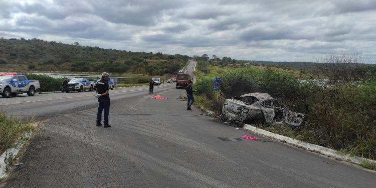 Mulher morre em acidente envolvendo carro e carreta no cruzamento da BR-330 com a BA-026