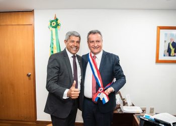 Em Brasília, Jerônimo condecora ministro Rui Costa com medalha da Ordem 2 de Julho