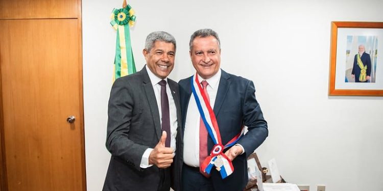 Em Brasília, Jerônimo condecora ministro Rui Costa com medalha da Ordem 2 de Julho