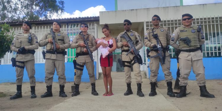 Policiais Militares realizam socorro a recém-nascida vítima de engasgo no Entroncamento de Jaguaquara