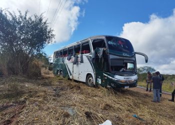 Curva da Morte: Jovem de 23 anos morre após batida entre ônibus e caminhão na BA-026