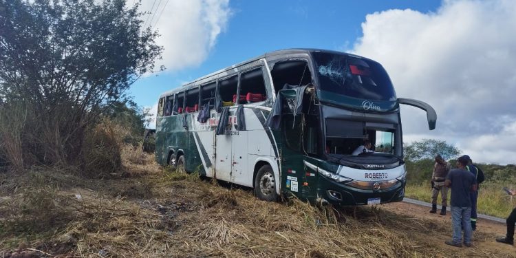 Curva da Morte: Jovem de 23 anos morre após batida entre ônibus e caminhão na BA-026