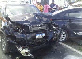 Motorista fica ferido após batida entre dois carros em um cruzamento na BR-116, no Entroncamento de Jaguaquara