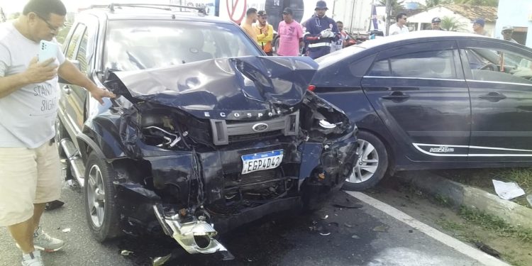 Motorista fica ferido após batida entre dois carros em um cruzamento na BR-116, no Entroncamento de Jaguaquara