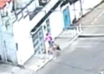 Motociclista fica ferida após perder o controle da moto em uma ladeira e bater em um muro
