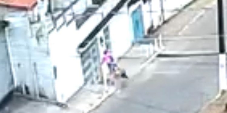 Motociclista fica ferida após perder o controle da moto em uma ladeira e bater em um muro