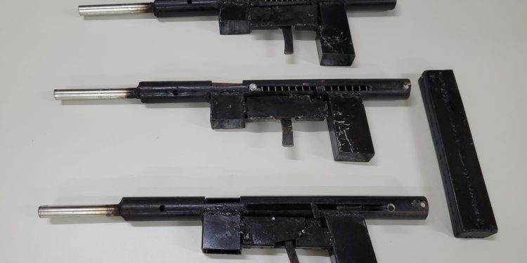 Polícia Militar prende 3 homens e apreende 3 submetralhadoras após tentativa de homicídio em Itaquara