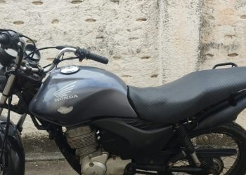Polícia Militar recupera moto com restrição de roubo em Cravolândia; Suspeito fugiu pelo matagal