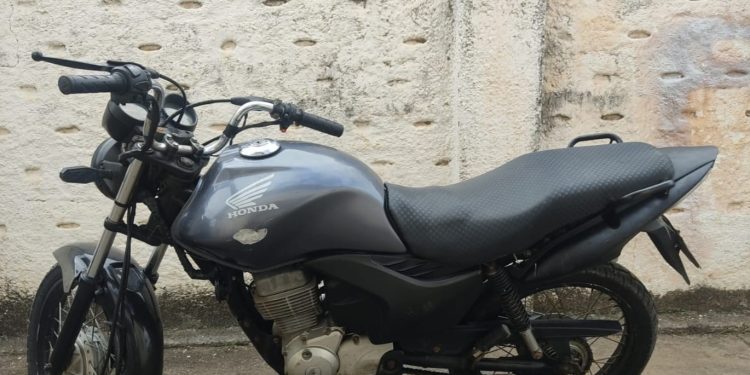 Polícia Militar recupera moto com restrição de roubo em Cravolândia; Suspeito fugiu pelo matagal