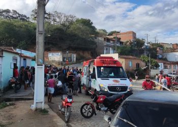 Motociclista perde o controle, atropela duas mulheres e bate em carro em Jaguaquara