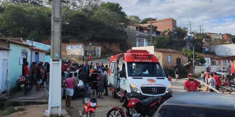 Motociclista perde o controle, atropela duas mulheres e bate em carro em Jaguaquara