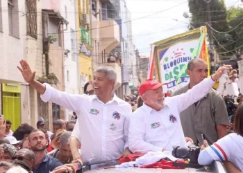 Ao lado de Lula, Jerônimo Rodrigues participa do tradicional cortejo do 2 de julho