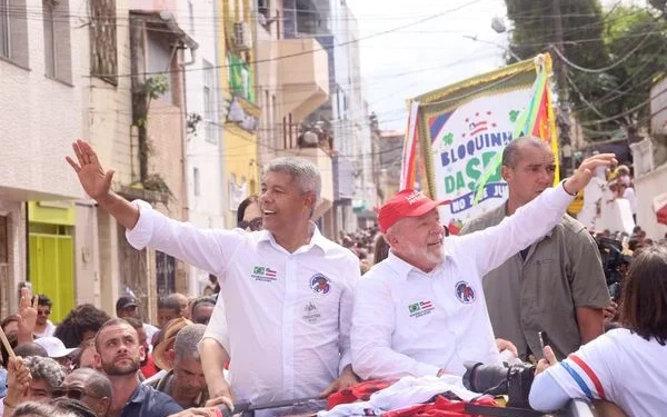 Ao lado de Lula, Jerônimo Rodrigues participa do tradicional cortejo do 2 de julho