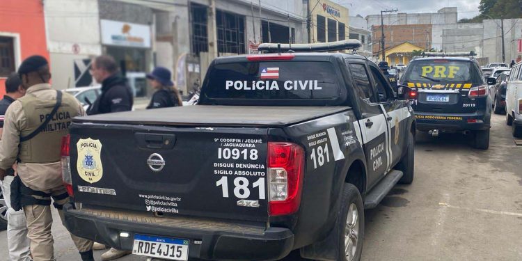 Operação conjunta da PRF, Policia Civil e Policia Militar resulta na apreensão de 5 veículos com restrições