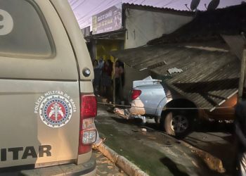 Caminhonete avança, invade lanchonete e atropela duas pessoas, deixando um morto e outro ferido
