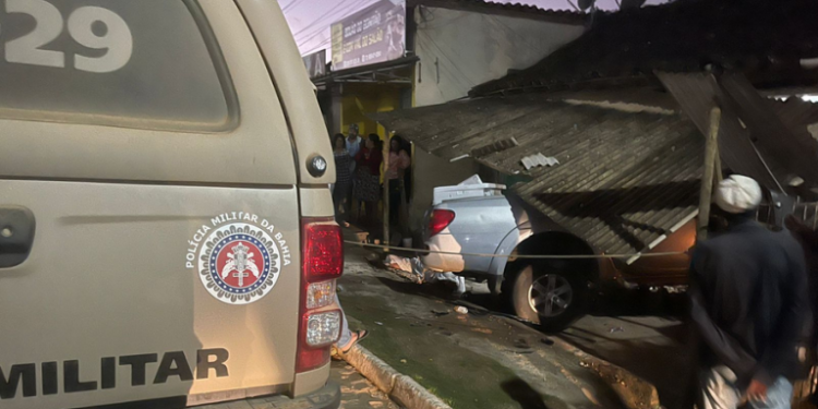Caminhonete avança, invade lanchonete e atropela duas pessoas, deixando um morto e outro ferido