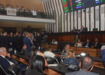 Após 5 horas de obstrução da oposição, base de Jerônimo aprova precatórios e empréstimo milionário durante a madrugada