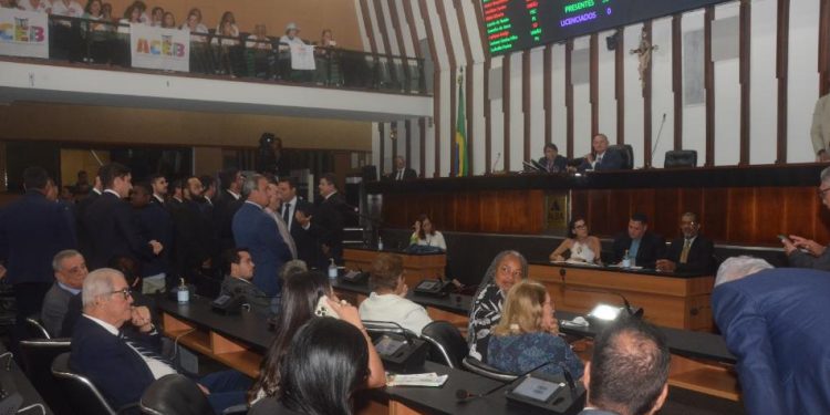 Após 5 horas de obstrução da oposição, base de Jerônimo aprova precatórios e empréstimo milionário durante a madrugada