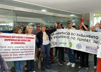 Professores têm cortes de mais de R$ 800 por dias não trabalhados durante paralisação