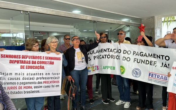 Professores têm cortes de mais de R$ 800 por dias não trabalhados durante paralisação