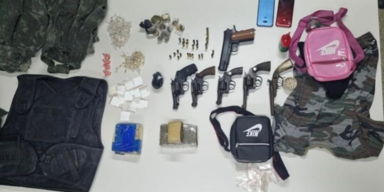 Operação conjunta deixa 4 mortos e 1 ferido em Itiruçu; Armas, coletes e drogas foram apreendidas