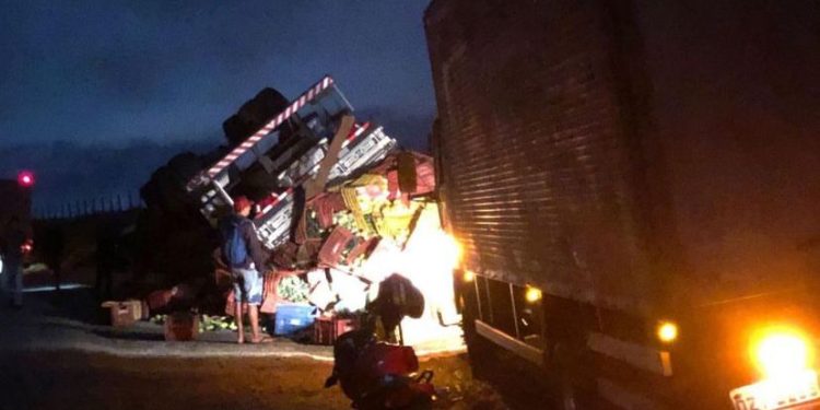 Caminhão carregado de verduras tomba em trecho da BR-420, entre Entroncamento e Jaguaquara