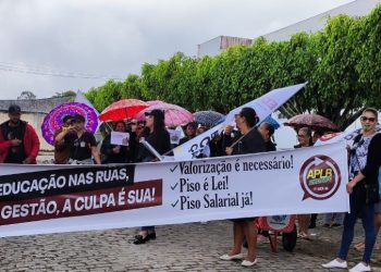 Professores de Itiruçu paralisam aulas e realizam manifestação por reajuste salarial