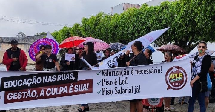 Professores de Itiruçu paralisam aulas e realizam manifestação por reajuste salarial