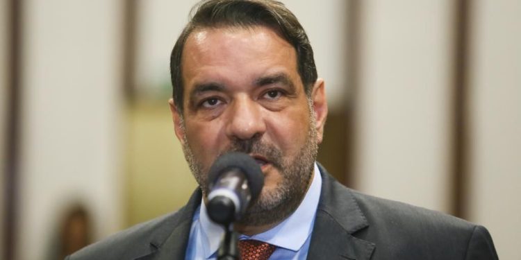 “Querem votar os precatórios dos professores na calada da noite”, denuncia líder da oposição na AL-BA