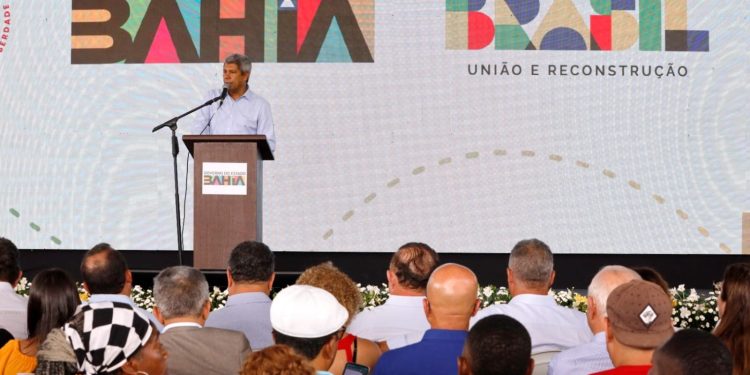 Ao lado de ministro, Jerônimo anuncia licitação para obras do Novo PAC na cidade Baixa, em Salvador
