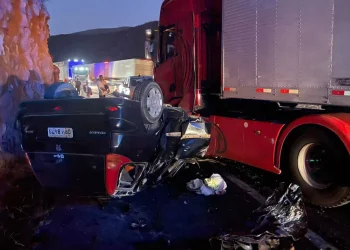 Duas pessoas morrem e uma fica ferida após batida entre carro e carreta na BR-116, em Manoel Vitorino