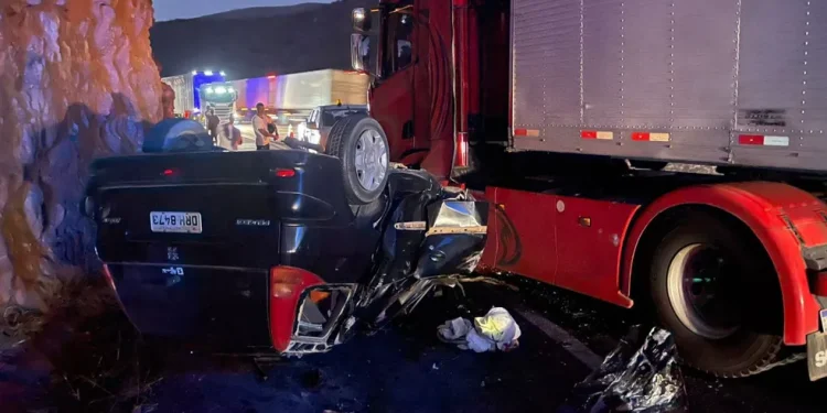 Duas pessoas morrem e uma fica ferida após batida entre carro e carreta na BR-116, em Manoel Vitorino