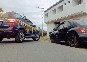 Carro roubado em Wenceslau Guimarães é recuperado pela PRF em Jaguaquara