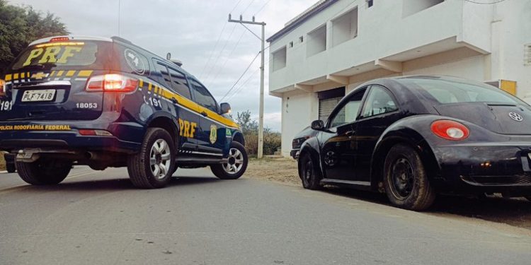 Carro roubado em Wenceslau Guimarães é recuperado pela PRF em Jaguaquara