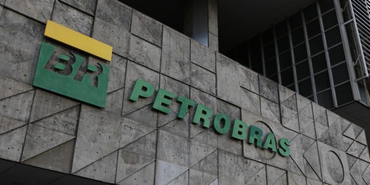 Lucro líquido da Petrobras cai quase 50% no segundo trimestre e soma R$ 28 bilhões