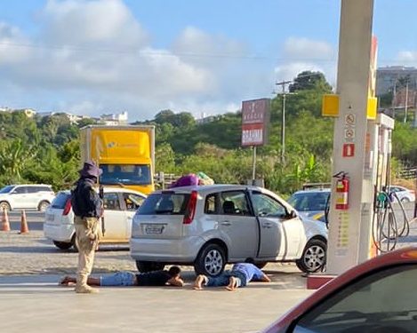 Menina de 12 anos é passageira em veículo que foge de blitz da PRF e colide em bomba de combustível na BR-101