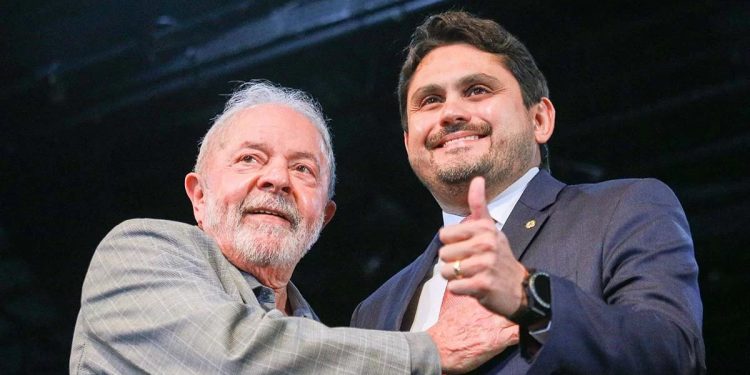 Barroso determina bloqueio dos bens de ministro das Comunicações do governo Lula